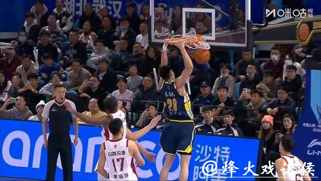 疯狂对抗惊爆全场！深圳怒斩山西，前冠军球队遭遇18连败